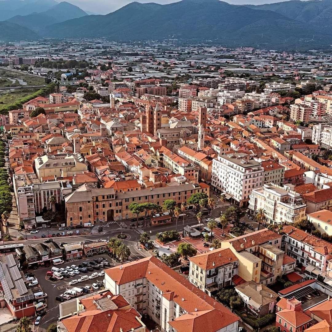 Largodoria - Viaarchivolto, Box Auto Privato Incluso Apartment Albenga Luaran gambar